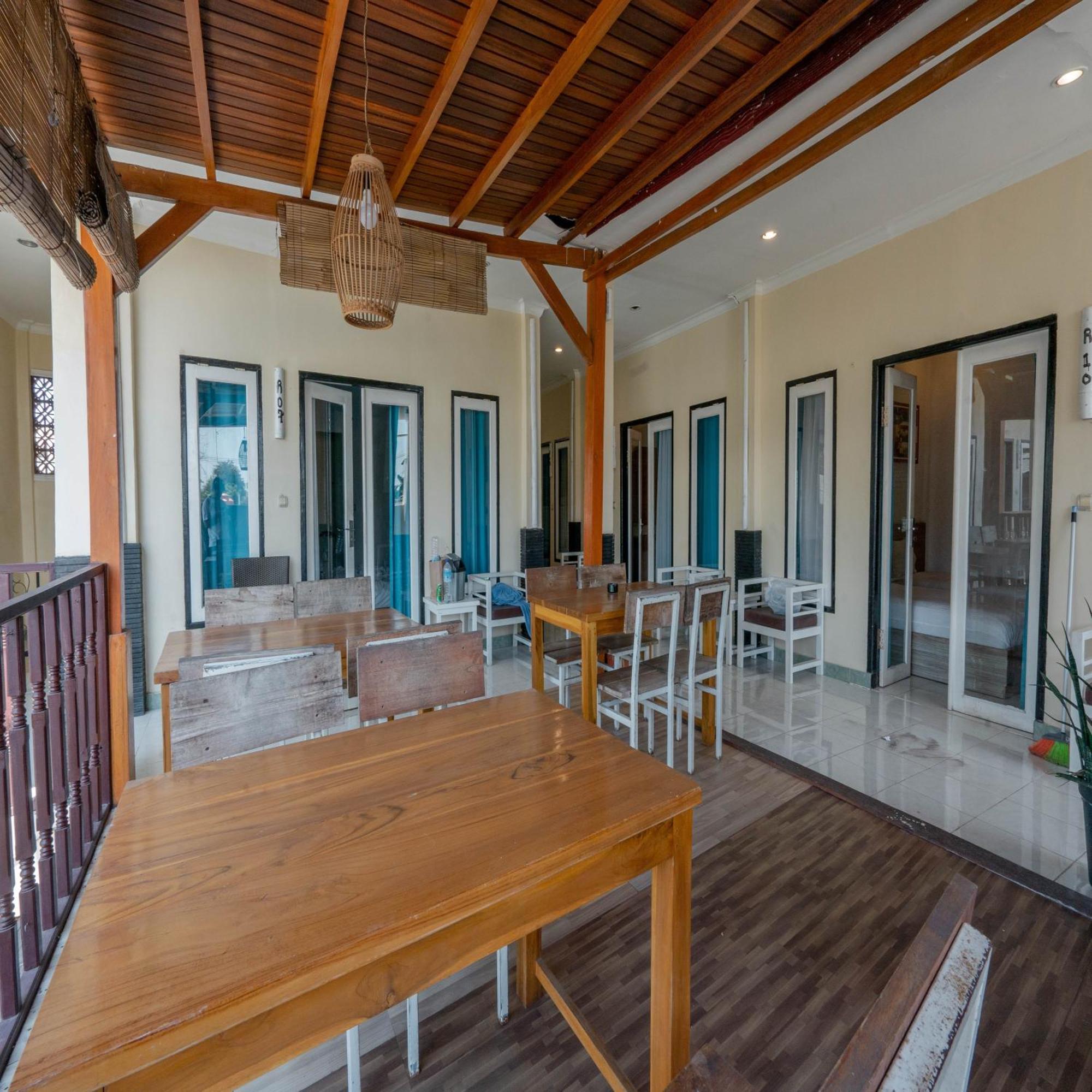 Gili White Bamboo Resort กีลีตราวางัน ภายนอก รูปภาพ